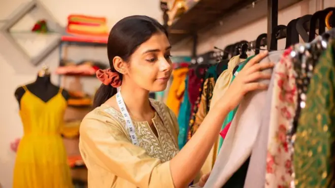 ఫ్యాషన్ డిజైనర్, డిజైనింగ్, కోర్సులు, జీతం, కెరీర్