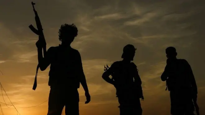 ጠመንጃ የያዙ ታጠቂዎች 