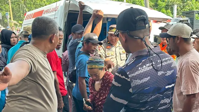 Petugas penyelamat membantu para pendaki saat dievakuasi setelah erupsi Gunung Dukono di Halmahera Utara.