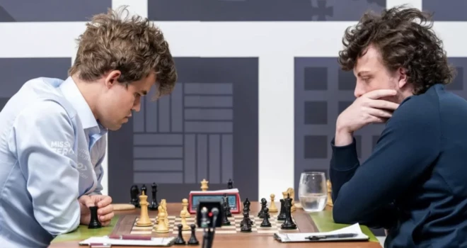 Dünya satranç şampiyonu Magnus Carlsen (solda), Hans Niemann'ı (sağda) hile yapmakla suçlamıştı
