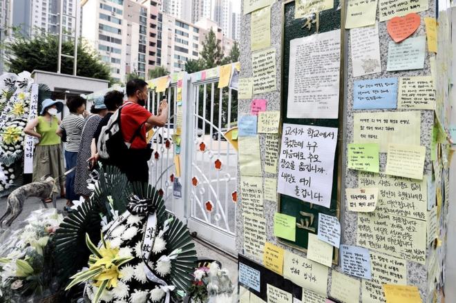 Homenagem na escola primária onde professoraestatísticas bet365 fifa23 anos se suicidou