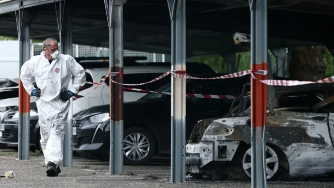 сгоревшие машины у одной из тюрем во Франции