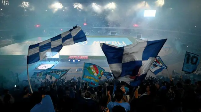 فريق نابولي فاز بالدوري الإيطالي بعد 33 عاما