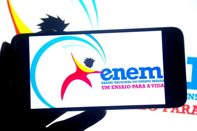 Celular mostra símbolo do Exame Nacional do Ensino Médio, o Enem