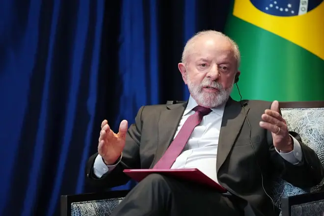 Lula gesticula