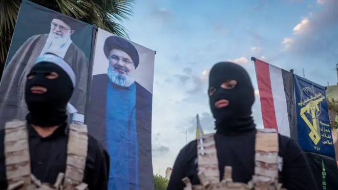 ईरान के दो सैनिक तेहरान में एक परेड के दौरान