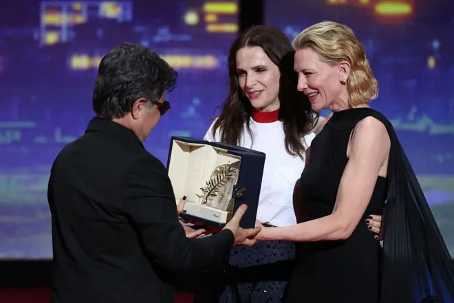 کیت بلانشت و ژولیت بینوش در حال اهدای جایزه نخل طلا به جعفر پناهی