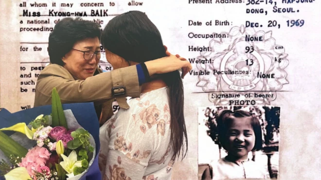 Han Tae-soon abraza a su hija junto a imágenes de documentos de identidad de su hija y fotos de ella cuando era niña, que muestran su fecha de nacimiento en 1969.