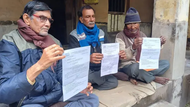 প্রাথমিক শিক্ষক নিয়োগপত্র হাতে নিয়ে ষাটোর্ধ্ব দীনবন্ধু ভট্টাচার্য, অচিন্ত্য আদক এবং কালীধন বন্ধ্যোপাধ্যায়।