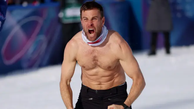 Benjamin Karl iz Austrije slavi osvajanje zlata u finalu paralelnog veleslaloma u muškoj konkurenciji protiv Sangkjuma Kima iz Južne Koreje, bord, zimske olimpijske igre u Italiji