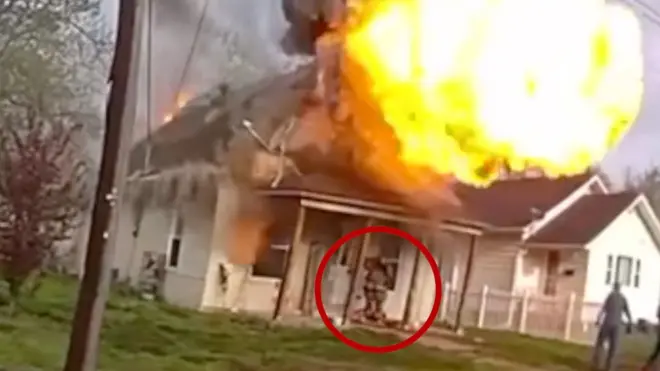 Trenutak spasavanja vatrogasca posle eksplozije u kući