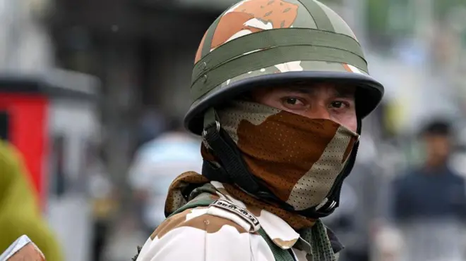 जम्मू शहर में तैनात एक सुरक्षाकर्मी