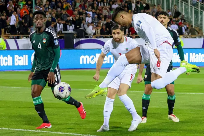 مسابقه ایران - امارات در چارچوب مقدماتی جام جهانی ۲۰۲۶
عکس محمد محبی و علیرضا جهانبخش درمقابل بازیکنان امارات در محوطه جریمه 