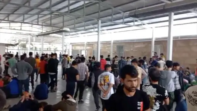 اخراج مهاجران افغان از ایران؛ «با وجود ویزای توریستی معتبر، رد مرز شدم»