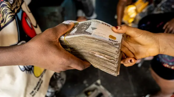 Eeyan kan n gba owo lọwọ ẹlomiran