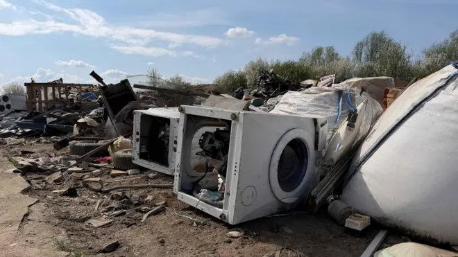 Одбачене веш машине на депонији у околини Београда