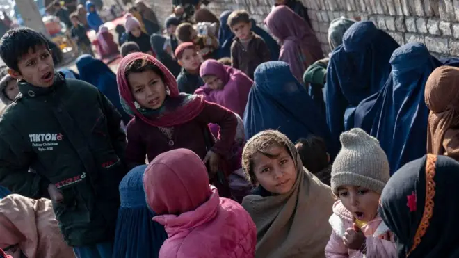 زنان و کودکان برقعپوش افغان را نشان میدهد که از پاکستان اخراج شدهاند و در اردوگاه کمیساریای عالی پناهندگان سازمان ملل متحد (UNHCR) در حومه کابل هستند.