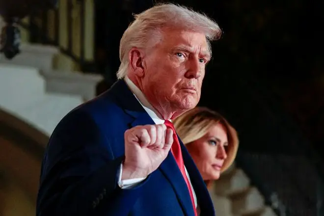 ၂၀၂၆ ခုနှစ် ဖေဖော်ဝါရီလ ၂၅ ရက်နေ့ လွှတ်တော်မှာ နိုင်ငံတော် အခြေပြမိန့်ခွန်းပြောဖို့ အောက်လွှတ်တော်ကို ရောက်လာတဲ့ အမေရိကန်သမ္မတ ဒေါ်နယ်ထရမ့်ကို တွေ့ရတာဖြစ်ပါတယ်။ အနောက်မှာတော့ သမ္မတကတော် မယ်လာနီယာရဲ့ မြင်ကွင်းကို မြင်တွေ့ရ