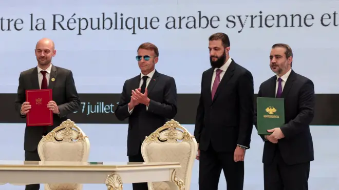 وزير الخارجية السوري أسعد حسن الشيباني ووزير الخارجية الفرنسي جان نويل بارو يحملان وثائق بجانب الرئيس الفرنسي إيمانويل ماكرون والرئيس السوري أحمد الشرع، خلال حفل توقيع في دمشق، سوريا، 7 يوليو/تموز 2026. رويترز/محمود حسنو

