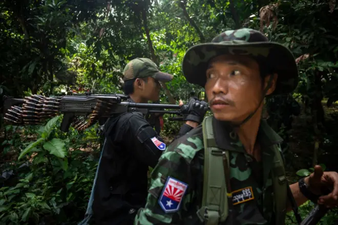 KNLA တပ်ဖွဲ့၀င်တွေ(ပုံဟောင်း) 