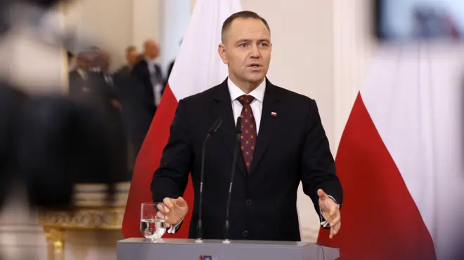 Prezydent Polski Karol Nawrocki przemawia podczas konferencji prasowej z prezydentem Łotwy po spotkaniu w Rydze, Łotwa, w tle biało-czerwone flagi