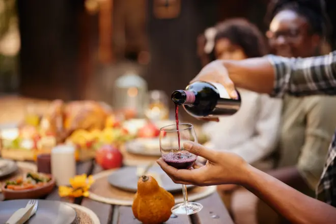 फ़्रांस समेत दूसरे बड़े वाइन उत्पादक देशों में वाइन इंडस्ट्री ख़तरे का सामना कर रही है. प्रदर्शनकारी वाइन प्रोडक्शन के लिए सरकार से अधिक सहायता की मांग कर रहे हैं.