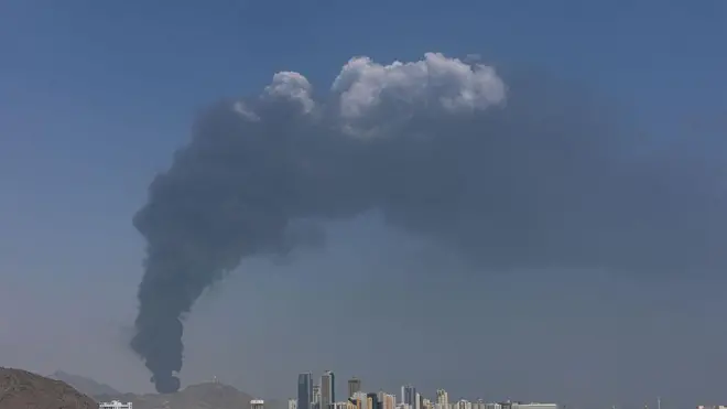 यूएई के एक इंडस्ट्रियल एरिया में ईरानी हमलों के बाद उठता धुआं