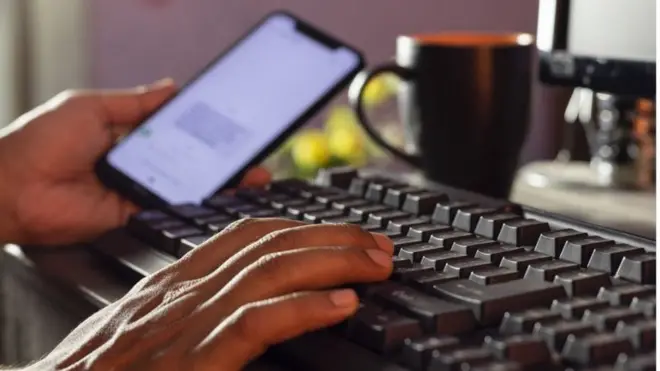 বাংলাদেশের সরকারি ওয়েবসাইট থেকে কয়েক লাখ নাগরিকের ব্যক্তিগত তথ্য ফাঁস হয়েছে, যেখানে তাদের নাম, ফোন নম্বর, ইমেইল ঠিকানা ও জাতীয় পরিচয়পত্র নম্বর রয়েছে। 