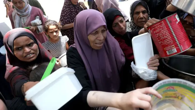 በጋዛ የሰብዓዊ ፋውንዴሽን እርዳታ ለመቀበል የተሰለፉ ፍልስጤማውያን