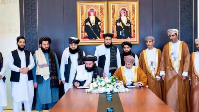 عکس امضا توافقنامه میان مسئولان حکومت طالبان و عمان برای شروع پروازهای مستقیم میان دو کشور