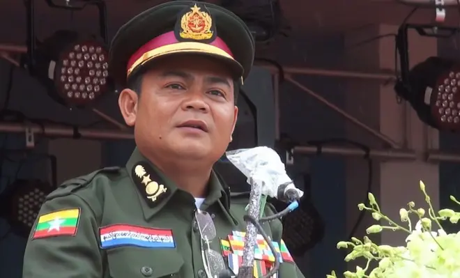 ရွှေကုက္ကိုမြိုင် အမှတ် ၃ တပ်နယ်မှာ ၂၀၁၃ ခုနှစ်တုန်းက ပြုလုပ်တဲ့ ၃ နှစ်မြောက်တပ်နှစ်ပတ်လည်နေ့မှာ မိန့်ခွန်းပြောကြားနေတဲ့ ဗိုလ်မှူးချုပ် စောချစ်သူ 