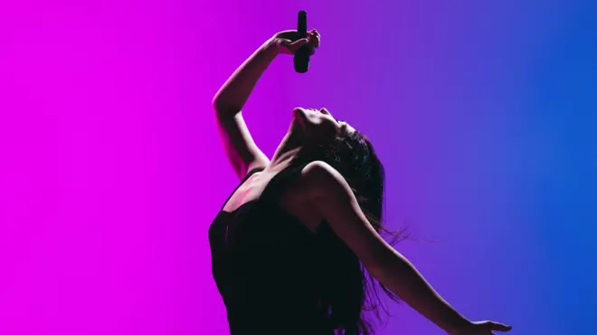 ����ɫ����ǰ��һ������Ů���ֵ�Ф���ա�