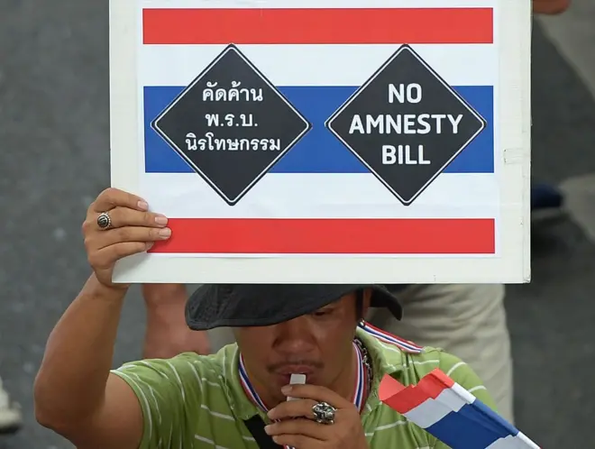 ประชาชนชุมนุมต่อต้านการผลักดันกฎหมายพ.ร.บ.นิรโทษกรรม "ฉบับสุดซอย" ของพรรคเพื่อไทย เมื่อ พ.ย. 2556