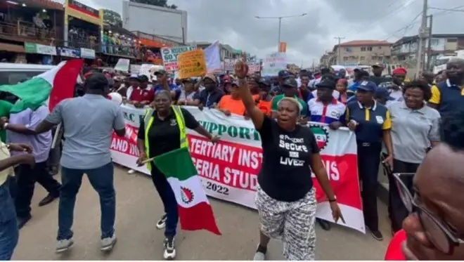 Cheta na ndị ọrụ gbara abụbụ ọrụ n'ụbọchị Monde 3 Juun iji kwanye gọọmentị ọkụ n'ike