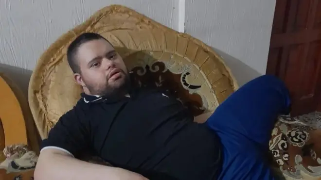 مادرش می گوید که محمد بهار از شنیدن صدای گلوله‌باران در محله خود مضطرب می‌شد