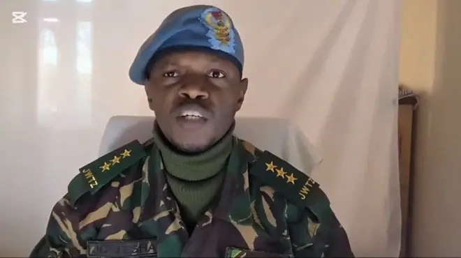 Uwiyita Kapiteni Tesha yambaye umwambari w'igisirikare ca Tanzania hamwe n'inkofero ya gisirikare