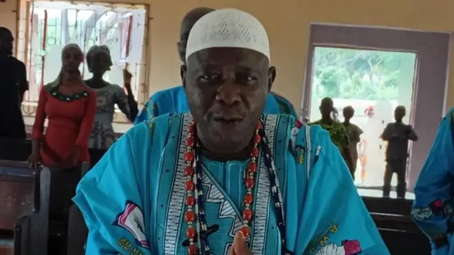 Kabiyesi ilu Aafin-Ilere Ọba Olanipekun wọ agbada alawọ buluu, o si de fila funfun