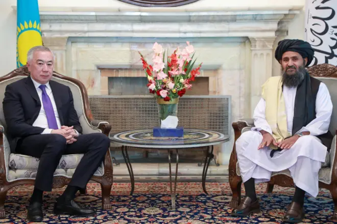 د قزاقستان د لومړي وزیر مرستیال کابل کې د طالبانو حکومت د لومړي وزیر له مرستیال سره..