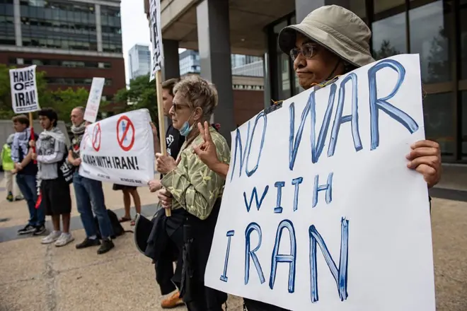 تظاهر محتجون أمام مبنى جون إف كينيدي الفيدرالي خلال احتجاج "لا للحرب مع إيران" في بوسطن، ماساتشوستس، في 26 يونيو 2025