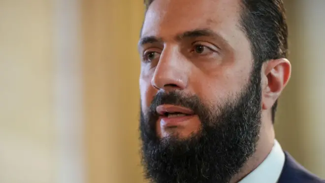 وقّع الرئيس السوري أحمد الشرع اتفاقية في القصر الرئاسي بدمشق، سوريا، في 18 يناير/كانون الثاني 2026. وتشمل الاتفاقية، التي تم التوصل إليها مع مظلوم عبدي، قائد قوات سوريا الديمقراطية ذات القيادة الكردية، وقف إطلاق النار بعد سيطرة القوات الحكومية على مناطق واسعة في شمال وشرق سوريا. 