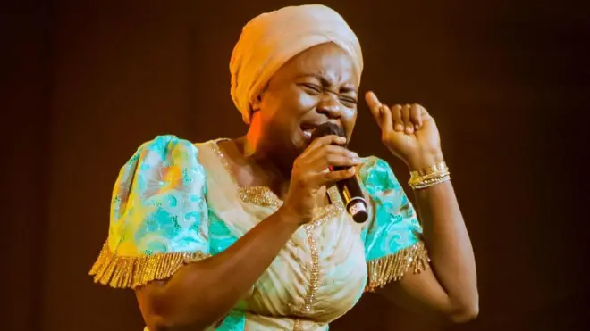 Yinka Alaseyori run ojo pọ nibi to ti n kọrin