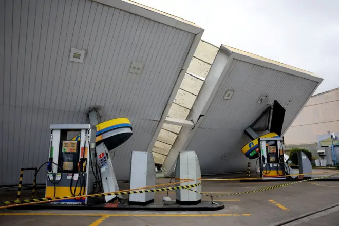Posto de combustíveis destruído pelo temporal no Rio de Janeiro