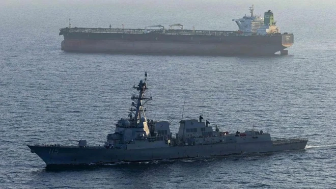Море, на переднем плане военный корабль, чуть дальше еще одно судно