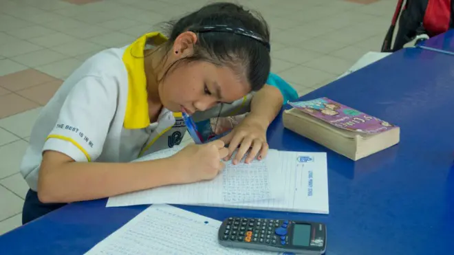 ریاضی میں منہمک ایک بچی