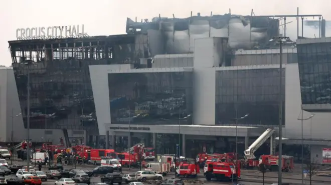 نمای بیرونی ساختمان کروکس سیتی هال که سوخته است