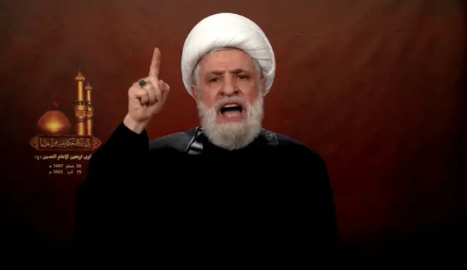 يظهر في هذه اللقطة، المأخوذة من فيديو نُشر في 15 أغسطس/آب 2025، الأمين العام لحزب الله اللبناني، نعيم قاسم، وهو يلقي خطاباً متلفزاً من مكان غير معلوم