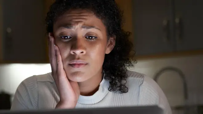 Mwanamke akitazama skrini