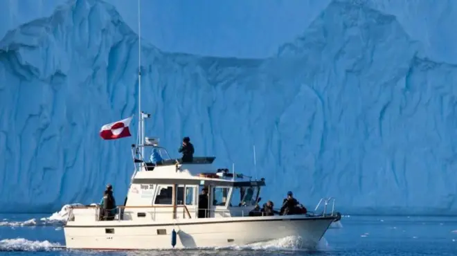 ग्रीनलैंड के झंडे के साथ एक जहाज