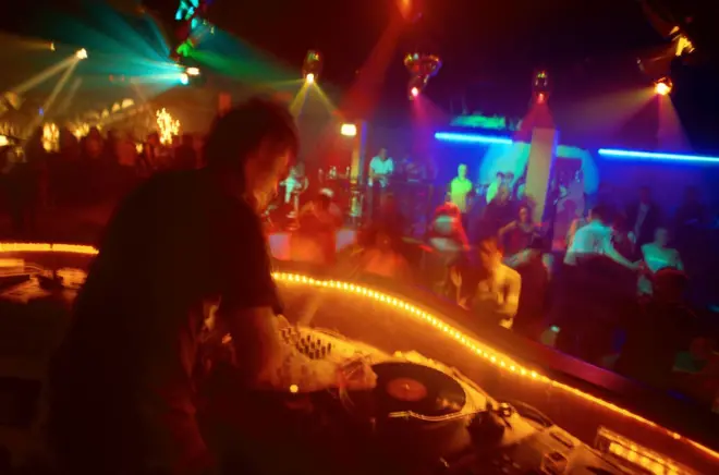 DJ နဲ့ နိုက်ကလပ်တခုရဲ့ အတွင်းပိုင်းမြင်ကွင်း