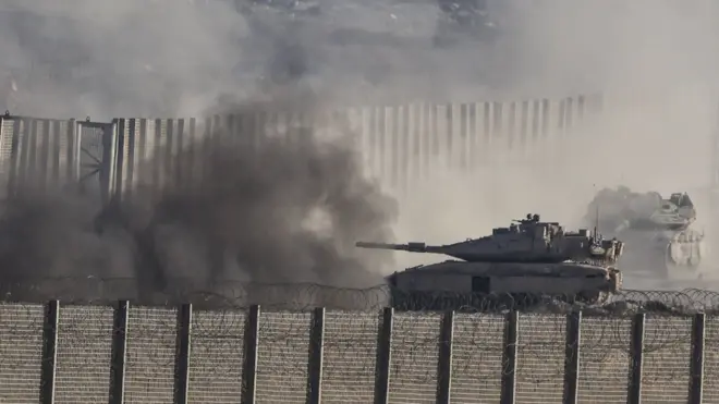 Израильский танк у барьера, отделяющего сектор Газа от Израиля